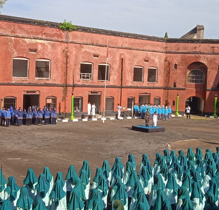 <strong>MAN 4 Kebumen Peringati Hari Pahlawan di Benteng Van Der Wijk</strong>
