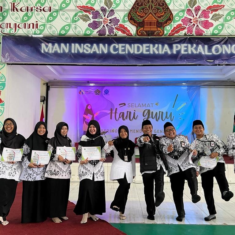 MAN IC Kota Pekalongan Berikan Apresiasi dan Penghargaan Bagi Guru dan Tenaga Kependidikan