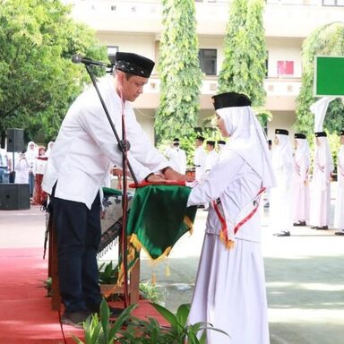 Wali Kota Pekalongan Jadi Inspektur Upacara Bendera Peringatan Ta’sis Ma’had Islam Pekalongan