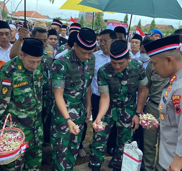Habib Luthi & Danrem 071/Wijayakusuma Ziarah Hari Pahlawan Bersama Ulama dan Masyarakat di Kota Pekalongan