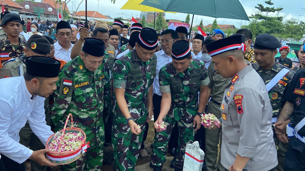 Habib Lutfi & Danrem 071/Wijayakusuma Ziarah Hari Pahlawan Bersama Ulama dan Masyarakat di Kota Pekalongan.
