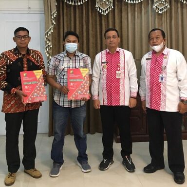 Ahli Waris Takmir Mushola di Pekalongan Terima Santunan Kematian
