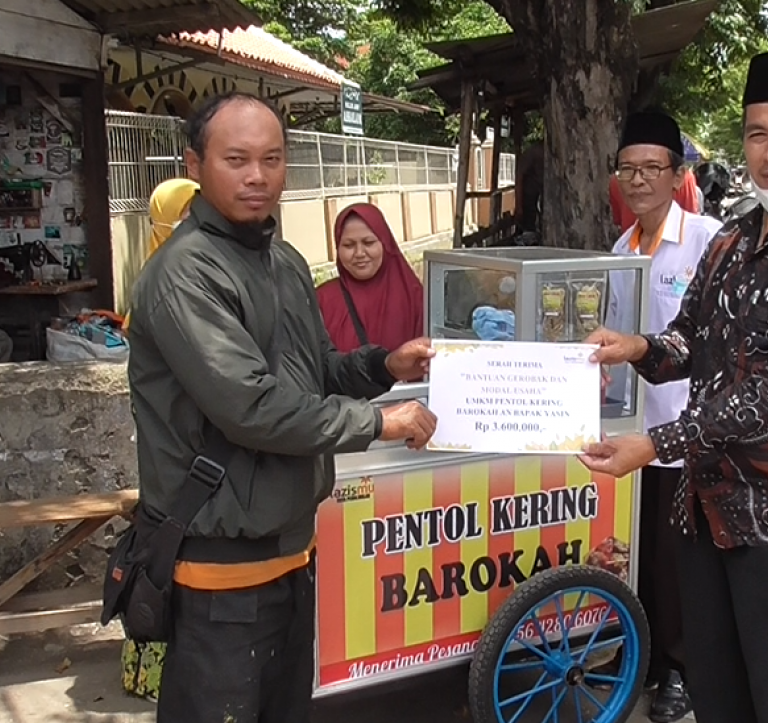 Lazismu Berdayakan UMKM Bantu Gerobak dan Modal Usaha