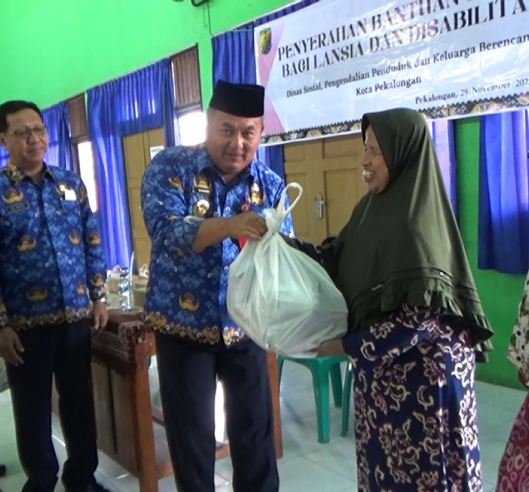 Penyandang Disabilitas dan Lansia Dapat Bantuan Sembako dari Pemkot