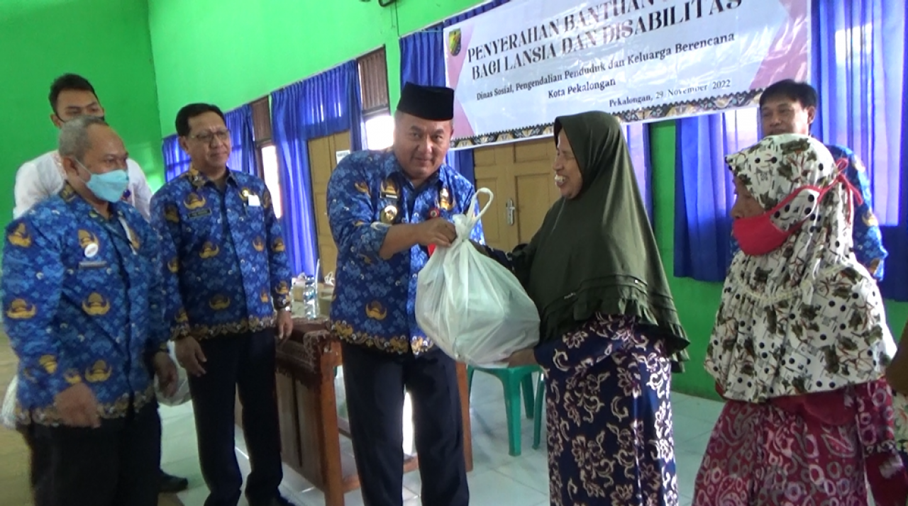 Penyandang Disabilitas dan Lansia Dapat Bantuan Sembako dari Pemkot