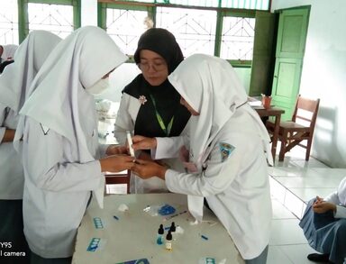 Tunjukkan Keterampilan Proses, Peserta Didik MAN 1 Rembang Uji Golongan Darah