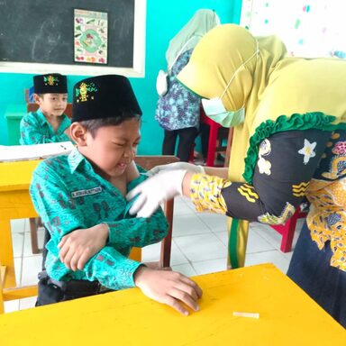 MIN 1 Rembang Adakan Imunisasi bagi Siswa