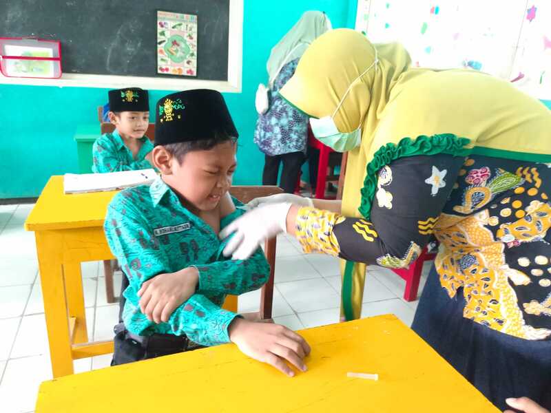 MIN 1 Rembang Adakan Imunisasi bagi Siswa