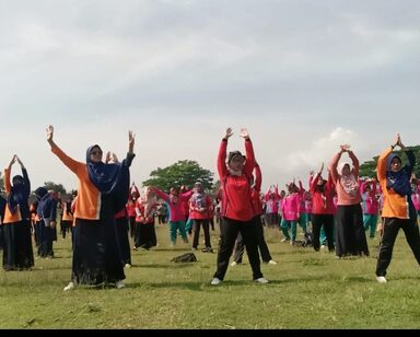 Meriahkan HUT PGRI ke-77, MIN 1 Rembang Ikuti Jalan Santai dan Senam.