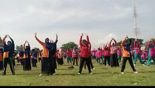 Meriahkan HUT PGRI ke-77, MIN 1 Rembang Ikuti Jalan Santai dan Senam.