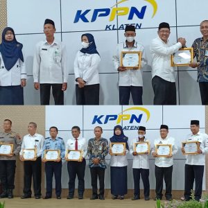Kepala Kantor Kementerian Agama Kabupaten Boyolali menerima penghargaan dari KPPN Klaten