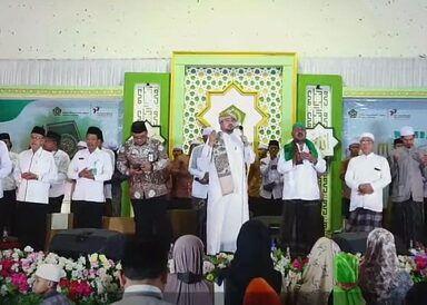 Ribuan Jemaah Hadiri Kemenag Rembang Bersholawat Bersama Habib Anis Syahab