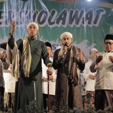 Ribuan Mahasiswa dan Masyarakat Umum Hadiri UIN Gus Dur Bersholawat