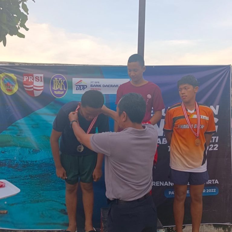 Dua Siswa MTsN 1 Pati Boyong 14 Medali Kejuaraan Renang