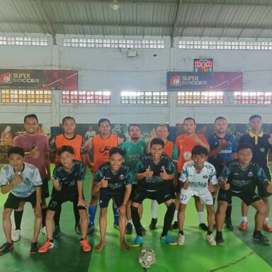 Jalin Keakraban, Guru dan Siswa Gelar Pertandingan Sepakbola