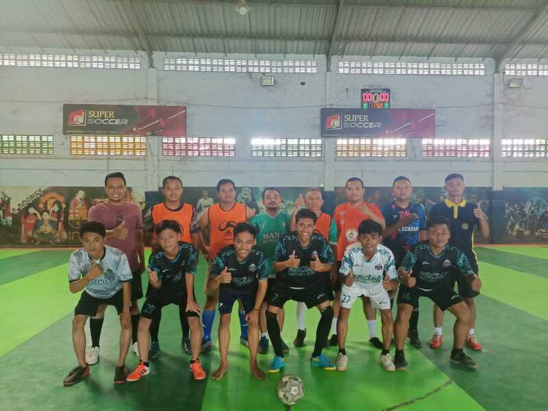 Jalin Keakraban, Guru dan Siswa Gelar Pertandingan Sepakbola