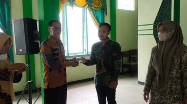 Tahap 2 Kemenag Brebes Peduli Bagikan 30 Kartu Kepesertaan BPJS Ketenagakerjaan
