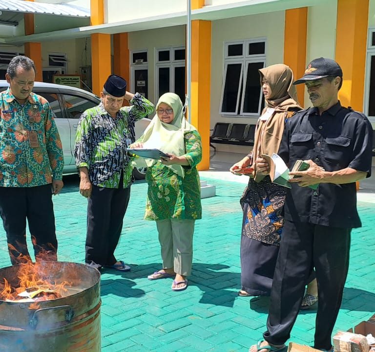 Hindari Penyalahgunaan, Kemenag Kebumen Musnahkan Ribuan Buku Nikah