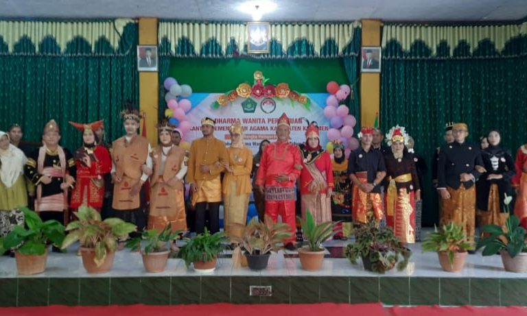 Peringati Hari Ibu dan Semarakkan HAB Ke – 77, DWP Kemenag Kebumen Gelar Peragaan Busana