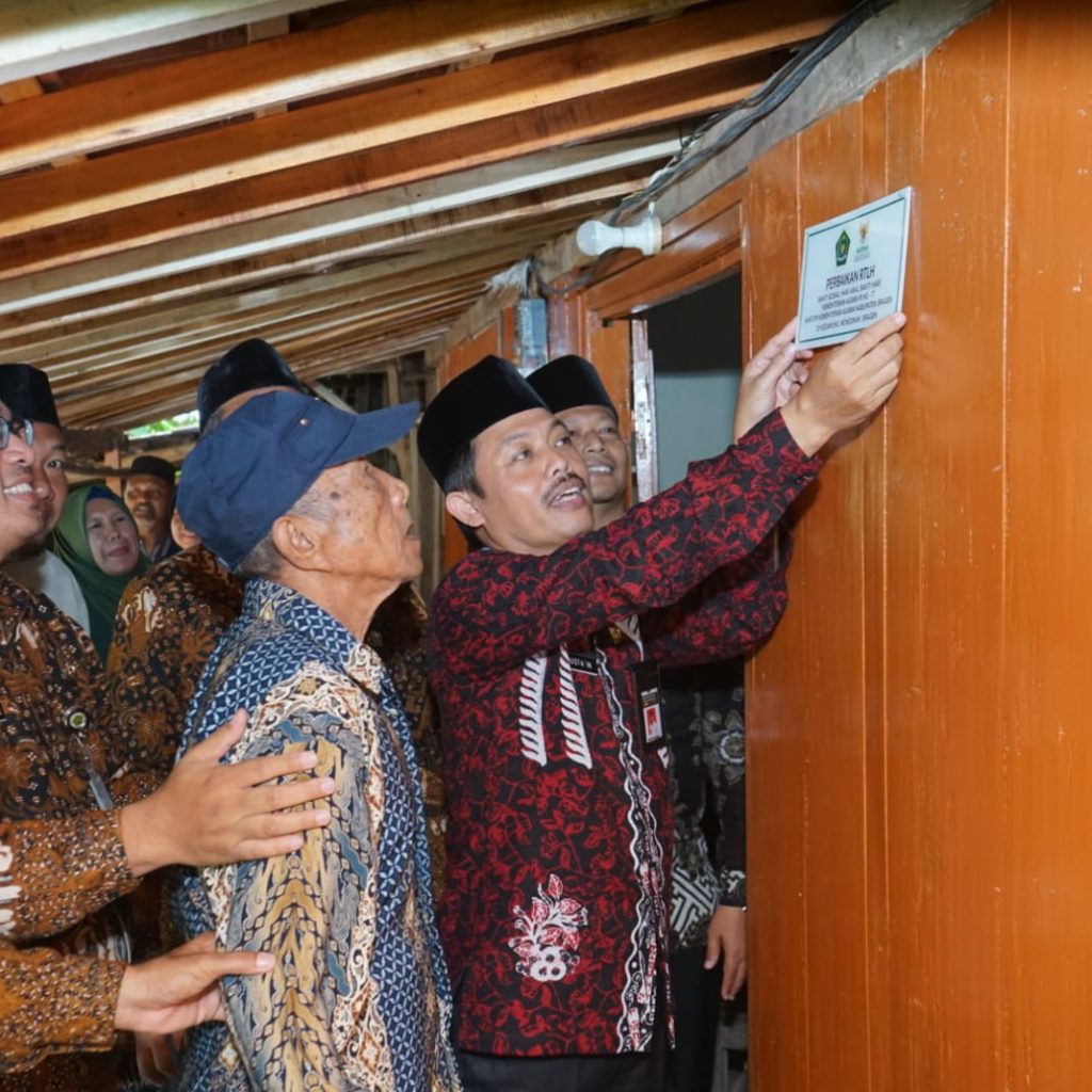 Kakanwil Pasang Plakat Renovasi RTLH Milik Mbah Wirodarman