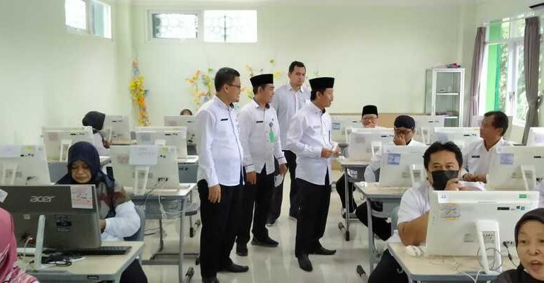 Kakanwil Kemenag Prov. Jateng Tinjau Langsung Pelaksanaan CAT IPMB di MTsN 1 Kota Semarang