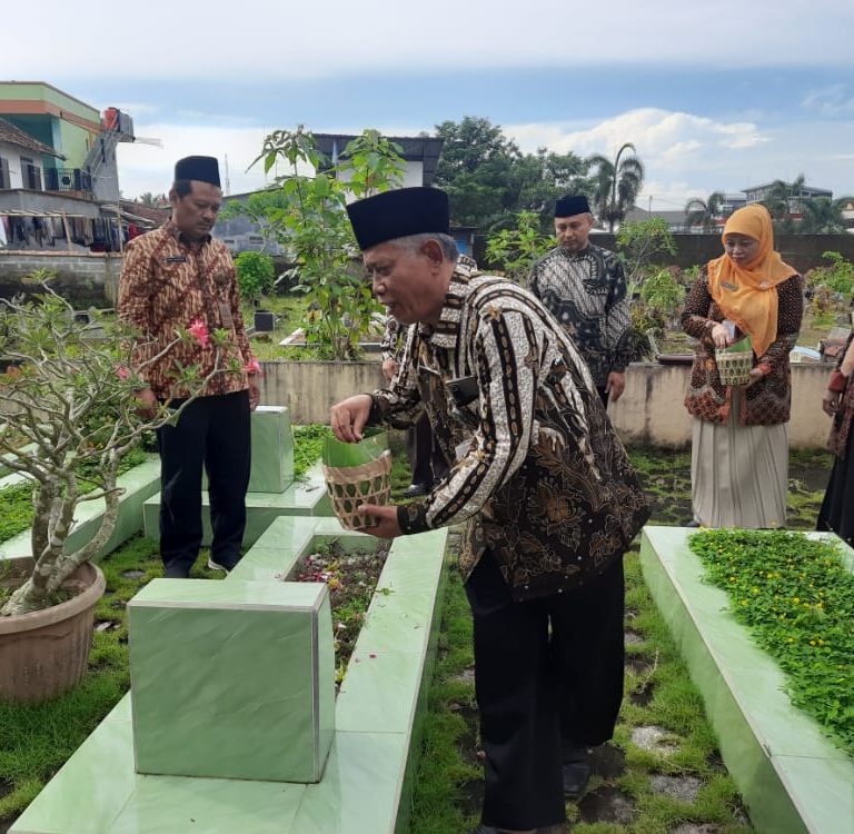 Ziarah Tokoh Agama Dan Mantan Kakankemenag Kebumen, Ini Makam Yang Dituju