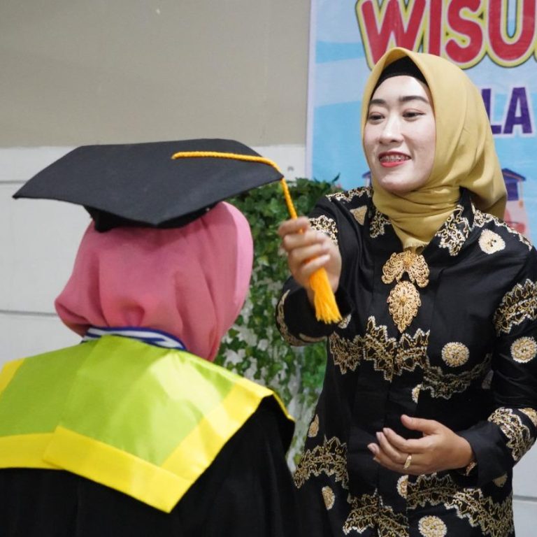 Sekolah Lansia di Kota Pekalongan Wisuda 30 Siswa, Ada yang Berusia 78 Tahun