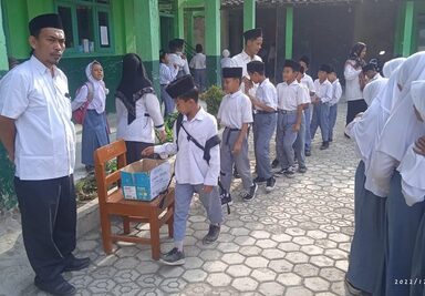 MI Sirojut Tholibin Berikan Sumbangan Donasi Gempa Cianjur