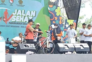 Ribuan Peserta Ikuti Jalan Sehat Kerukunan