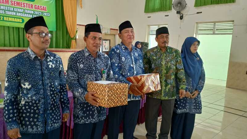 Budi Adi dan Nur Khozin, 2 Guru MAN 2 Rembang Masuki Masa Purna Tugas