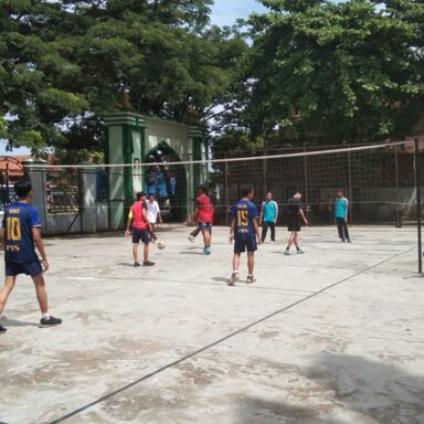 Voli dan Badminton Semarakkan Hari Pertama Class Meeting MAN 2 Rembang