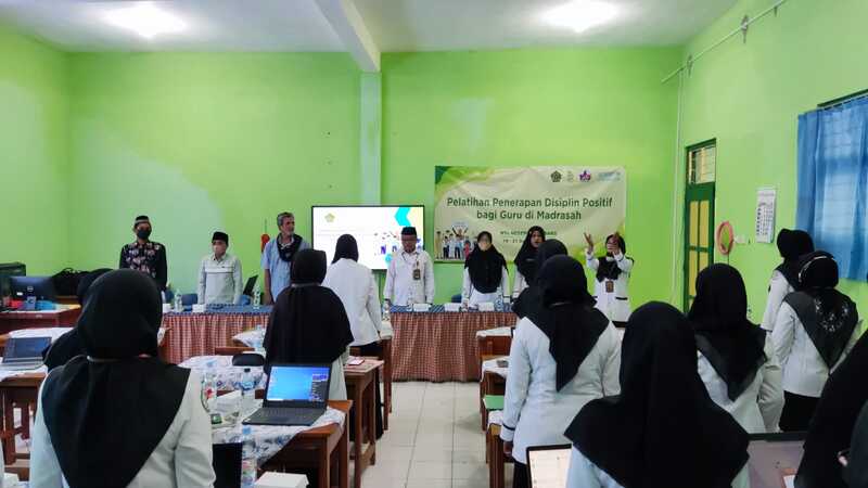 MTsN 1 Rembang Gelar IHT Disiplin Positif