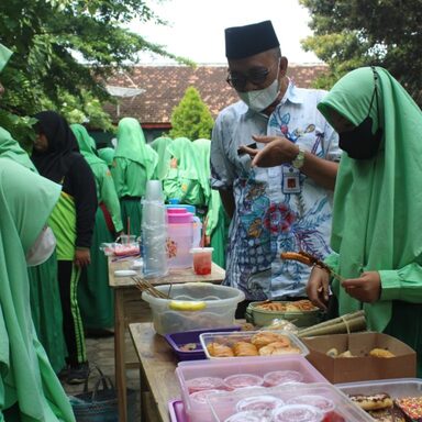 MTsN 4 Rembang Gelar Market Day