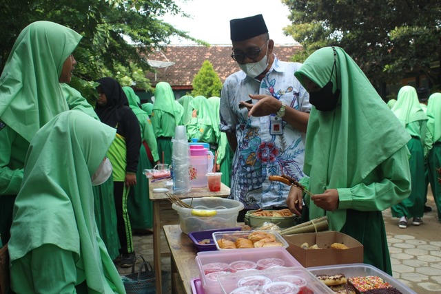 MTsN 4 Rembang Gelar Market Day