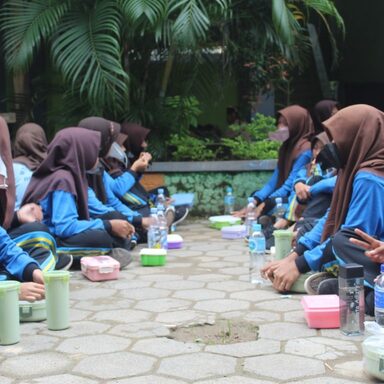 Siswa MTsN 4 Rembang Ikuti Kegiatan Sarapan Bersama