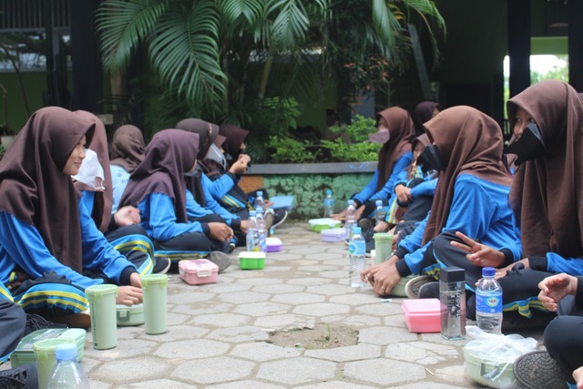 Siswa MTsN 4 Rembang Ikuti Kegiatan Sarapan Bersama