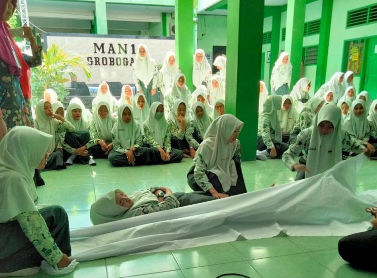 Isi Waktu Usai PAS, MAN 1 Grobogan Ajarkan Siswa-Siswinya Tata Cara Pengurusan Jenazah