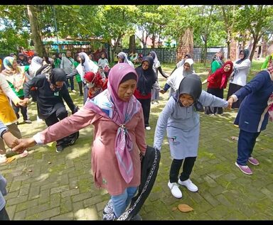 Seru, Lomba Estafet Sarung dan Make Up DWP Kemenag Rembang