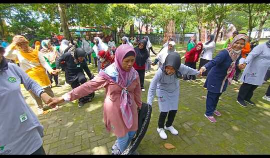 Seru, Lomba Estafet Sarung dan Make Up DWP Kemenag Rembang