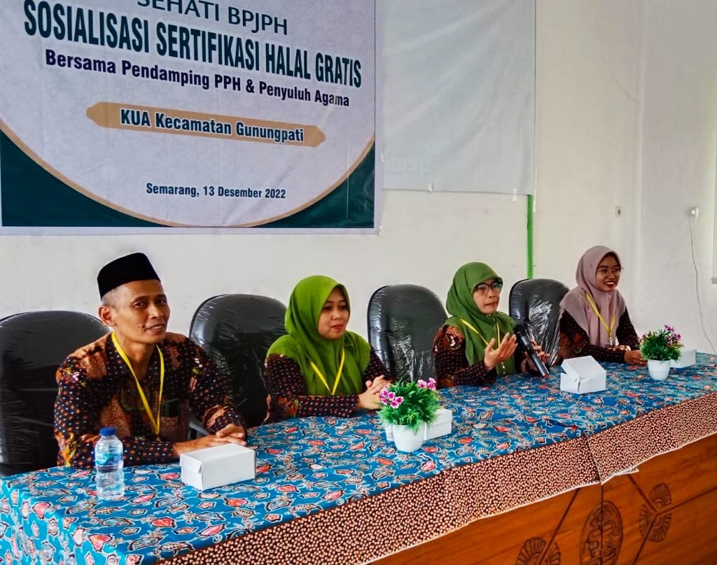 Sosialisasi Sertifikasi Halal : Sapto Widodo, Thoharotun Nisa, Zuhriyatus sati’ah dan , Sarah Nur Aida, dari kiri ke kanan