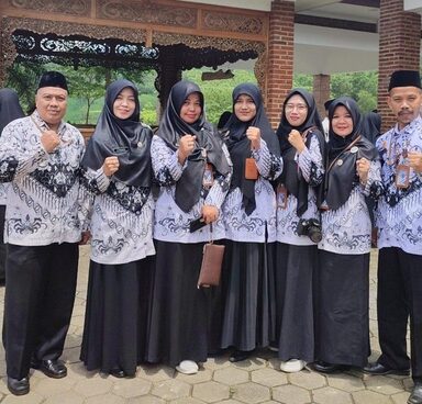 Ranting MTs Negeri 1 Banjarnegara Ikuti Kegiatan Ziarah Ke Makam Dr. Sulistyo Bersama PGRI Cabang Banjarnegara