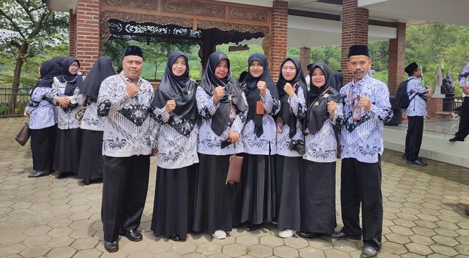 Ranting MTs Negeri 1 Banjarnegara Ikuti Kegiatan Ziarah Ke Makam Dr. Sulistyo Bersama PGRI Cabang Banjarnegara