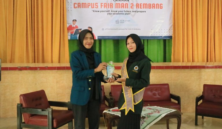 Campus Fair MAN 2 Rembang Undang Alumni Berprestasi