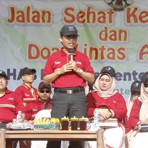Kepala Kantor Wilayah Kementerian Agama Provinsi Jawa Tengah, Mustain Ahmdad memberikan sambutan dalam pelepasa jalan sehat kerukunan dalam rangka memperingati HAB Kementerian Agama ke 77 Tahun 2023 Kankemenag Kab. Boyolali