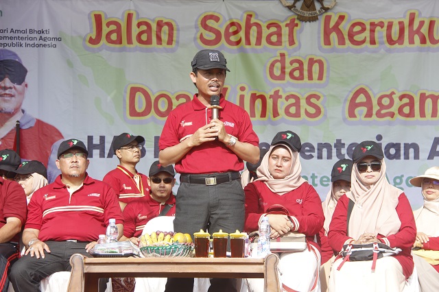 Kepala Kantor Wilayah Kementerian Agama Provinsi Jawa Tengah, Mustain Ahmdad memberikan sambutan dalam pelepasa jalan sehat kerukunan dalam rangka memperingati HAB Kementerian Agama ke 77 Tahun 2023 Kankemenag Kab. Boyolali