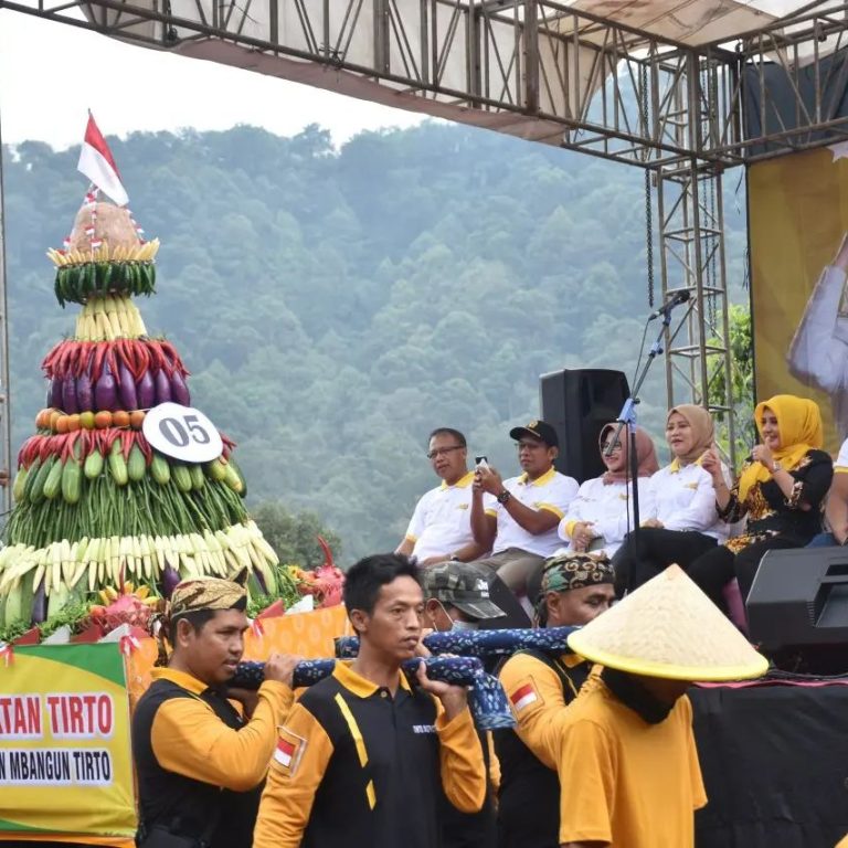 Festival Durian Lolong 2023, Warga Berebut Gunungan