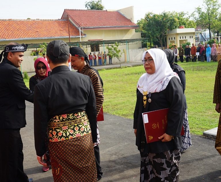 PJ. Bupati Serahkan Tanda Kehormatan bagi 91 ASN Kemenag Brebes