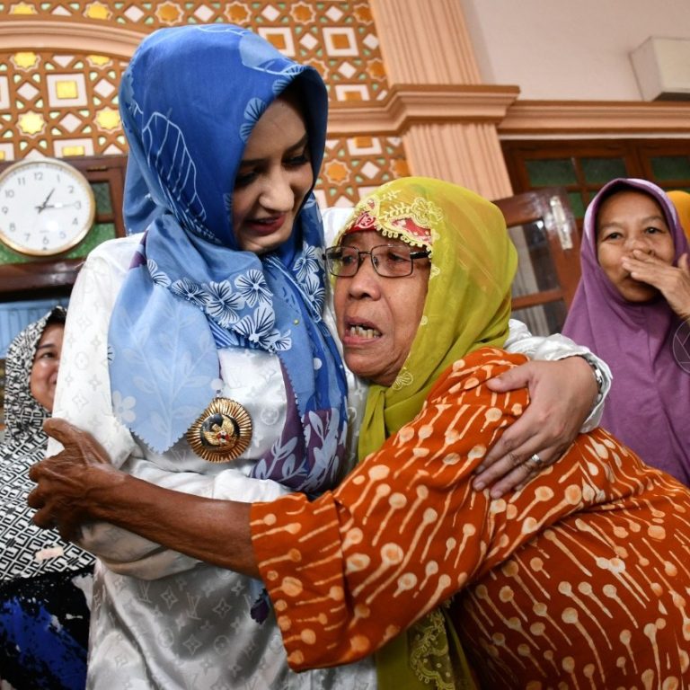 Bupati Fadia Arafiq Serahkan Bantuan Warga Terdampak Pasca Banjir Tirto