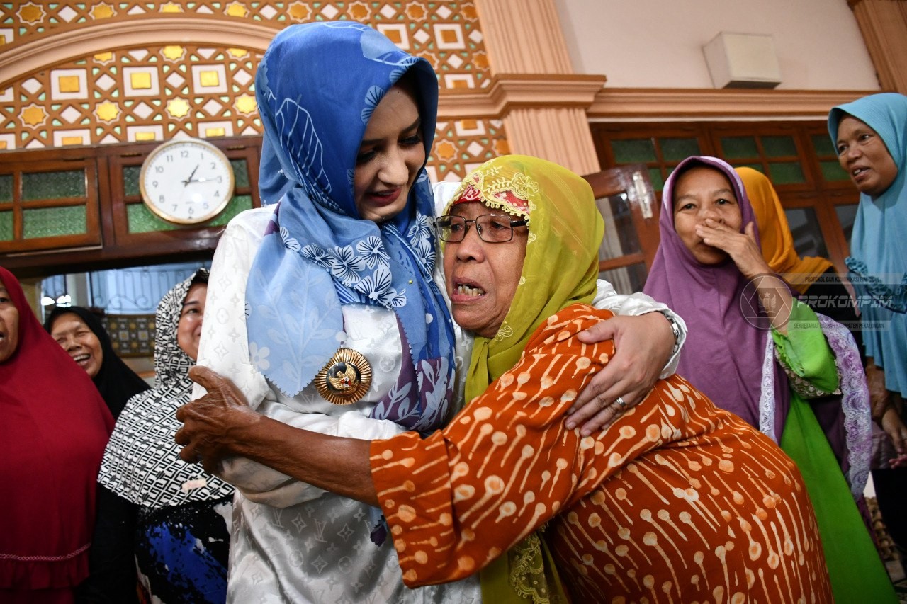 Bupati Fadia Arafiq Serahkan Bantuan Warga Terdampak Pasca Banjir Tirto