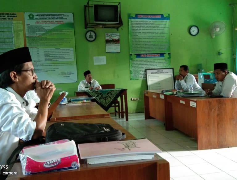 Sosialisasikan Penulis Modul  AKMI, Kepala MAN 1 Rembang Berikan Motivasi